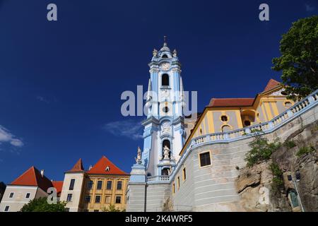 Durnstein, piccola città della regione austriaca Wachau. Monastero di Durnstein (in tedesco: Stift Durnstein). Chiesa barocca. Foto Stock