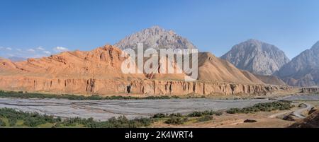 Vista panoramica colorata del canyon nella catena montuosa Alay o Alai nel Kirghizistan meridionale nella valle di Gulcha sulla strada tra Sary Tash e OSH Foto Stock