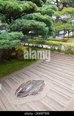 Giardino giapponese in pietra zen conosciuto anche come karesansui, al tempio Ginkakuji a Kyoto, Giappone. Foto Stock