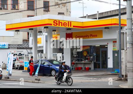 KYOTO, GIAPPONE - 16 APRILE 2012: I clienti visitano la stazione di servizio Shell a Kyoto, Giappone. Shell è una delle più grandi aziende petrolifere del mondo. Foto Stock