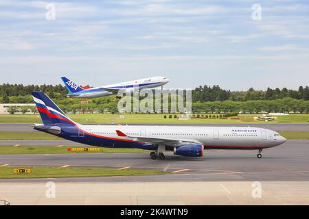 TOKYO, GIAPPONE - 12 MAGGIO 2012: Aeroflot Airbus A330 con ANA (All Nippon Airways) in background all'Aeroporto Internazionale Narita di Tokyo. Aeroporto Narita i Foto Stock