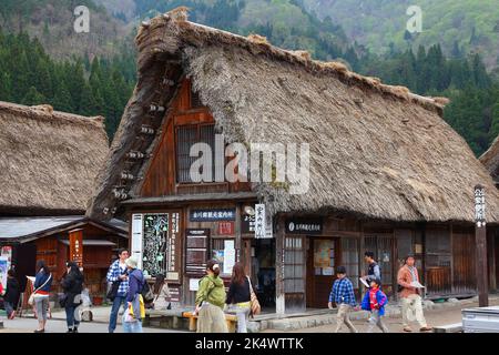 SHIRAKAWA-GO, GIAPPONE - 28 APRILE 2012: I turisti visitano il vecchio villaggio di Shirakawa-go. E' una delle attrazioni piu' popolari in Giappone, elencata come WOR dell'UNESCO Foto Stock