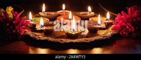 Diwali. Lampade ad olio DIYA accese alla festa di Deepavali. Hindu Festival of Lights India. Auguri di buon Natale Foto Stock
