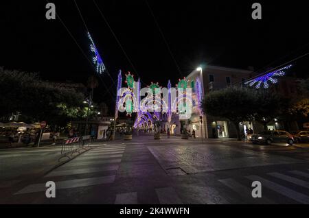 Vista di un paesaggio urbano con strada decorata con luci Foto Stock