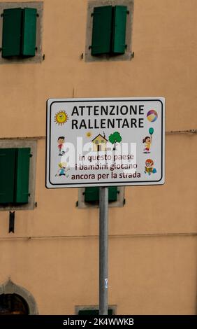 Fate attenzione ai bambini che giocano per strada! Foto Stock