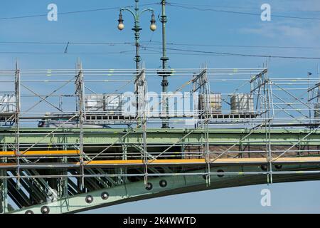 Il vecchio ponte in acciaio è in fase di ristrutturazione Foto Stock