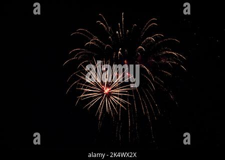Fuochi d'artificio colorati nel cielo di notte Foto Stock