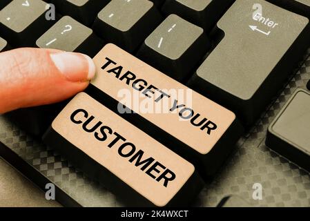 Cartello di testo che mostra Target Your Customer. Parola scritta su attrarre e far crescere il pubblico, i consumatori e i potenziali clienti Foto Stock