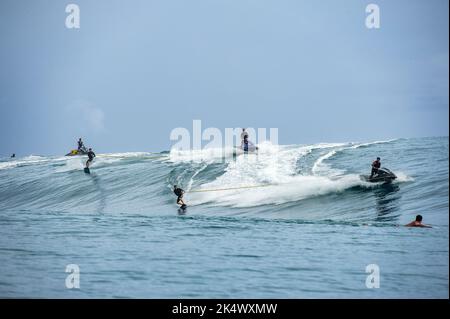 SURF il surfista hawaiano Bruce ferri trainati da Laird Hamilton e il surfista australiano Dylan Longbottom trainato-in dal pilota locale delle onde grandi Raimana Van Bastolaer a Teahupoo durante un grande rigonfiamento il 12 settembre 2014 a Teahupoo in Tahiti, Polinesia francese - Foto: Julien Girardot/DPPI/LiveMedia Foto Stock