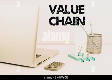Catena del valore del testo di scrittura a mano. Concetto che significa insieme di attività funzionali che rendono il prodotto più prezioso Foto Stock