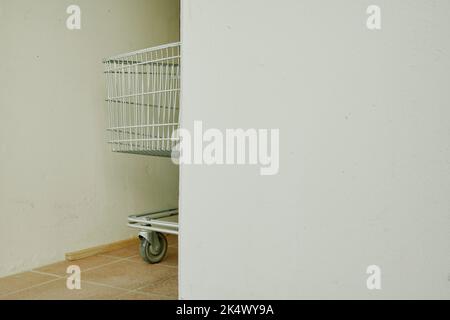 Carrello vuoto sulla strada Foto Stock