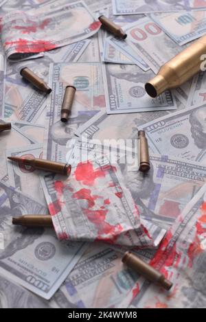 sangue denaro di guerra. Cartucce con sangue in banconote in dollari. Foto Stock