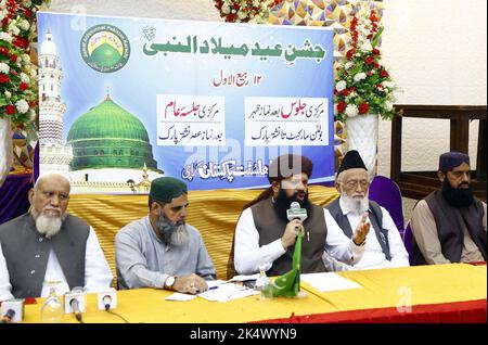 Leader di Jamat-e-Ahle Sunnat, Allama Shah Abdul Haq Qadri insieme ad altri che si rivolgano ai media per quanto riguarda la processione del 12th° anniversario di Rabi-ul-Awwal in relazione al Santo Profeta Muhammad (PBUH), durante una conferenza stampa tenutasi a Karachi martedì 04 ottobre 2022. Foto Stock