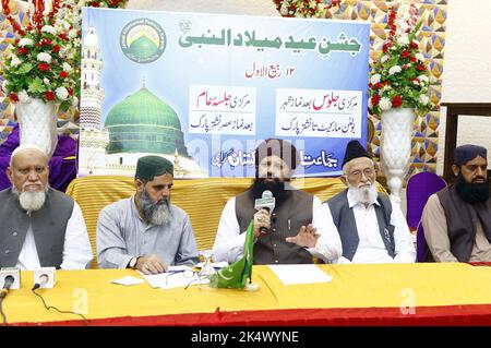 Leader di Jamat-e-Ahle Sunnat, Allama Shah Abdul Haq Qadri insieme ad altri che si rivolgano ai media per quanto riguarda la processione del 12th° anniversario di Rabi-ul-Awwal in relazione al Santo Profeta Muhammad (PBUH), durante una conferenza stampa tenutasi a Karachi martedì 04 ottobre 2022. Foto Stock