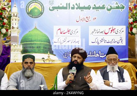 Leader di Jamat-e-Ahle Sunnat, Allama Shah Abdul Haq Qadri insieme ad altri che si rivolgano ai media per quanto riguarda la processione del 12th° anniversario di Rabi-ul-Awwal in relazione al Santo Profeta Muhammad (PBUH), durante una conferenza stampa tenutasi a Karachi martedì 04 ottobre 2022. Foto Stock