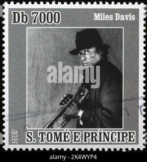 Ritratto di Miles Davis su francobollo africano Foto Stock