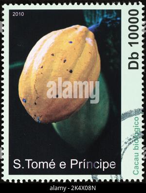 Baccello di cacao maturo con francobollo africano Foto Stock