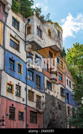 Facciata colorata di Hundertwasserhaus, casa di appartamenti progettata da Friedensreich Hundertwasser a Vienna, Vienna, Austria Foto Stock