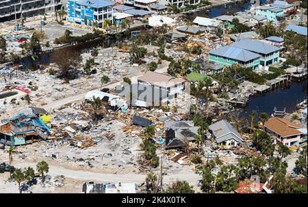 Vista aerea il 1 ottobre 2022, dei danni catastrofici causati dall'uragano Ian a Fort Myers Beach, Florida, dove la città balneare del resort ha subito un colpo diretto dalla tempesta di categoria 4 tre giorni prima. Foto Stock