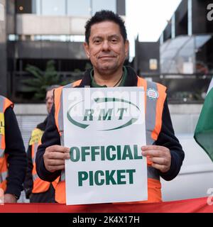 I macchinisti di 12 compagnie ferroviarie rappresentate dal sindacato di Aslef vanno in sciopero oggi. I lavoratori dell’Associazione dei lavoratori salariati dei trasporti (TSSA) e. Foto Stock