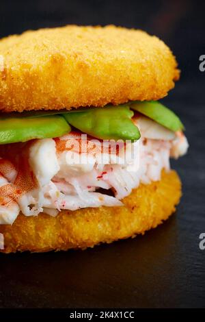 Cucina panasiatica. Hamburger di sushi giapponese a base di pane di riso, carne di granchio, avokado e salsa wasabi. Servizio su asse di legno. Spazio per fotocopie Foto Stock