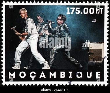 Il U2 in concerto sul francobollo del Mozambico Foto Stock