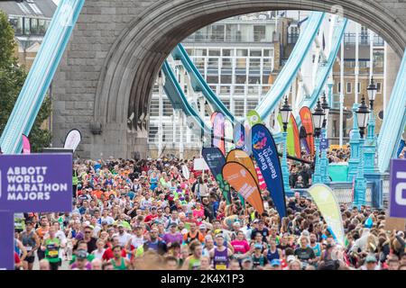 TCS London Marathon 2022 si svolge oggi. I corridori corrono oltre il Tower Bridge. Immagine scattata il 2nd ottobre 2022. © Belinda Jiao jiao.bilin@gmail.com 075989 Foto Stock