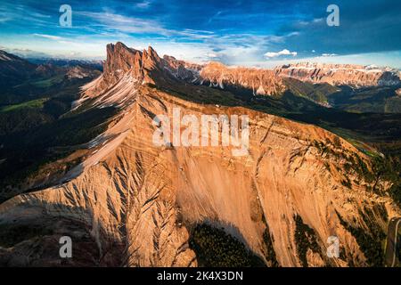 Veduta aerea di Odle Group, Seceda, Sella e Cirspitzen al tramonto, Dolomiti, Alto Adige, Italia Foto Stock