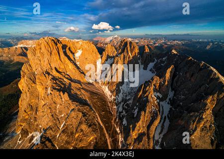 Gruppo Sassolungo e montagna delle cinque dita al tramonto, vista aerea, Dolomiti, Alto Adige, Italia Foto Stock