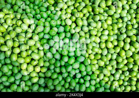 Un'ampia selezione di olive da tavola greche non mature e verdi appena raccolte, Olea europaea, in vendita su uno stand greco all'aperto a Rodi in Grecia. Foto Stock