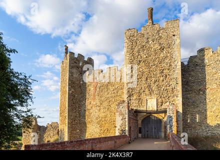 Luce serale sul cancello d'ingresso di Framlingham, sulle pareti del castello, sul muro di cortina e sui bastioni castello di Framlingham Regno Unito Framlingham Suffolk Inghilterra Regno Unito Europa Foto Stock