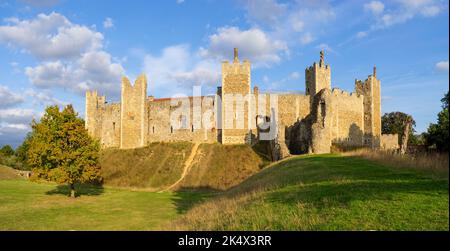 Luce serale, pareti del castello di Framlingham, cortina e bastioni della corte inferiore, castello di Framlingham, Regno Unito, Framlingham, Suffolk, Inghilterra, Regno Unito, Europa Foto Stock