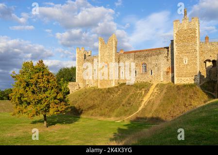 Luce serale, pareti del castello di Framlingham, cortina e bastioni della corte inferiore, castello di Framlingham, Regno Unito, Framlingham, Suffolk, Inghilterra, Regno Unito, Europa Foto Stock