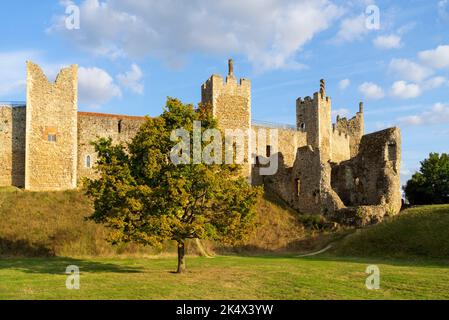 Luce serale, pareti del castello di Framlingham, cortina e bastioni della corte inferiore, castello di Framlingham, Regno Unito, Framlingham, Suffolk, Inghilterra, Regno Unito, Europa Foto Stock