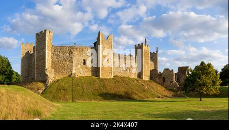 Luce serale, pareti del castello di Framlingham, cortina e bastioni della corte inferiore, castello di Framlingham, Regno Unito, Framlingham, Suffolk, Inghilterra, Regno Unito, Europa Foto Stock