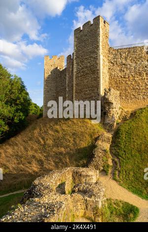 Luce serale sulle pareti del castello di Framlingham, sulle cortine e sui bastioni castello di Framlingham Regno Unito Framlingham Suffolk Inghilterra Regno Unito Europa Foto Stock