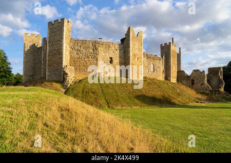 Luce serale, pareti del castello di Framlingham, cortina e bastioni della corte inferiore, castello di Framlingham, Regno Unito, Framlingham, Suffolk, Inghilterra, Regno Unito, Europa Foto Stock