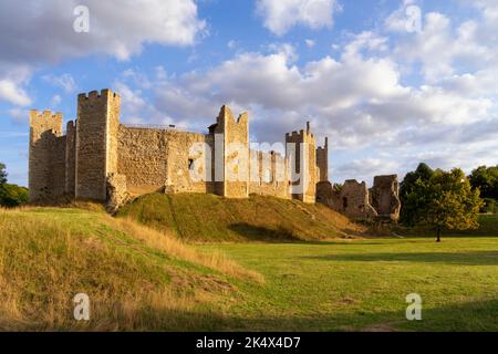 Luce serale, pareti del castello di Framlingham, cortina e bastioni della corte inferiore, castello di Framlingham, Regno Unito, Framlingham, Suffolk, Inghilterra, Regno Unito, Europa Foto Stock