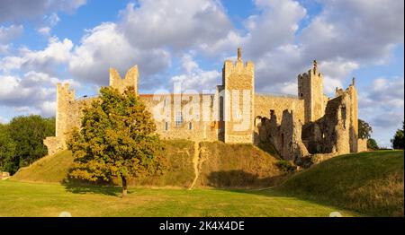 Luce serale, pareti del castello di Framlingham, cortina e bastioni della corte inferiore, castello di Framlingham, Regno Unito, Framlingham, Suffolk, Inghilterra, Regno Unito, Europa Foto Stock