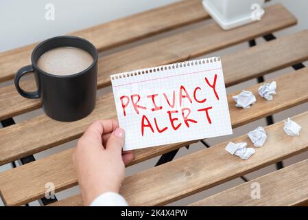 Scrittura visualizzazione testo Avviso privacy. Business Concept avverte l'utente dal rischio che potrebbe rubare i dati Foto Stock