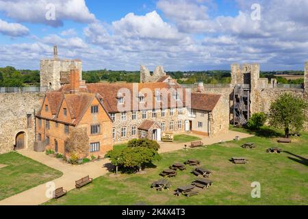 Il castello di Framlingham è circondato dal cortile interno con l'edificio della Workhouse e il LanMan Museum Framlingham Castle Framlingham Suffolk Inghilterra Regno Unito Europa Foto Stock