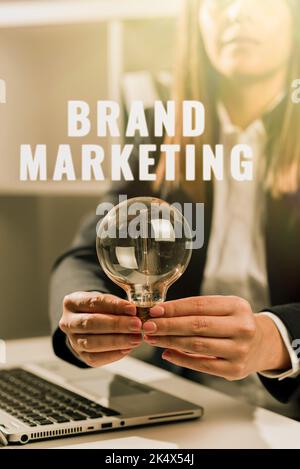 Scrittura visualizzazione testo Brand Marketing. Le aziende mostrano la pratica di avvicinare i clienti per creare un'immagine migliore Foto Stock