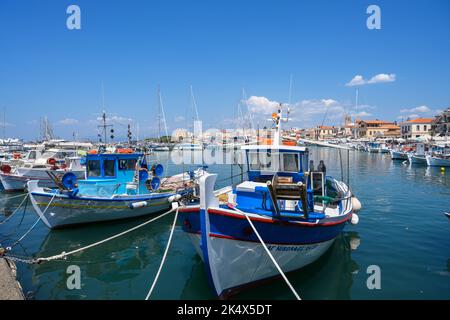 Barche nel porto di Egina Town, Egina, Isole Saroniche, Grecia Foto Stock