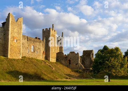 Luce serale sulle pareti del castello di Framlingham, sulle cortine e sui bastioni castello di Framlingham Regno Unito Framlingham Suffolk Inghilterra Regno Unito Europa Foto Stock