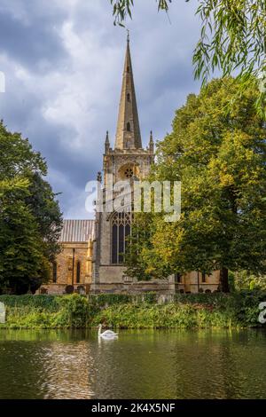 Chiesa della Santissima Trinità attraverso il fiume a Stratford Upon Avon, Warwickshire, Inghilterra Foto Stock