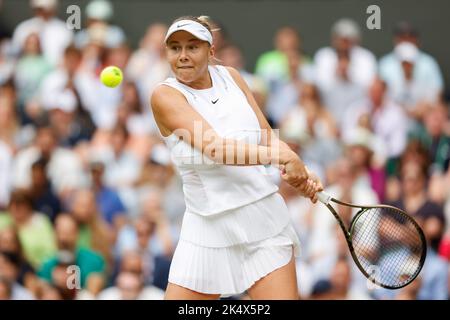La tennista americana Amanda Anisimova gioca un backhand ai Campionati di Wimbledon 2022, Londra, Inghilterra, Regno Unito Foto Stock