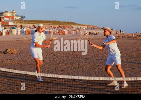 Tennis retrò sulla spiaggia al sole serale sull'isola di Borkum, Germania Foto Stock