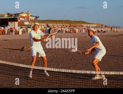 Tennis retrò sulla spiaggia al sole serale sull'isola di Borkum, Germania Foto Stock