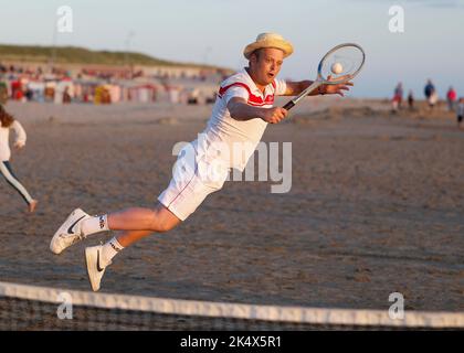 Tennis retrò sulla spiaggia al sole serale sull'isola di Borkum, Germania Foto Stock