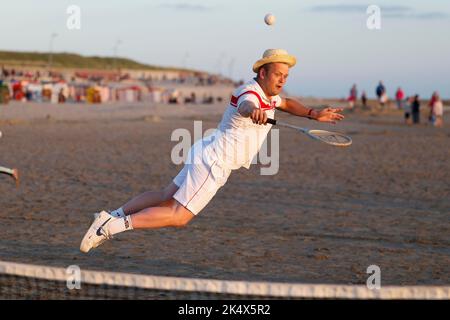 Tennis retrò sulla spiaggia al sole serale sull'isola di Borkum, Germania Foto Stock